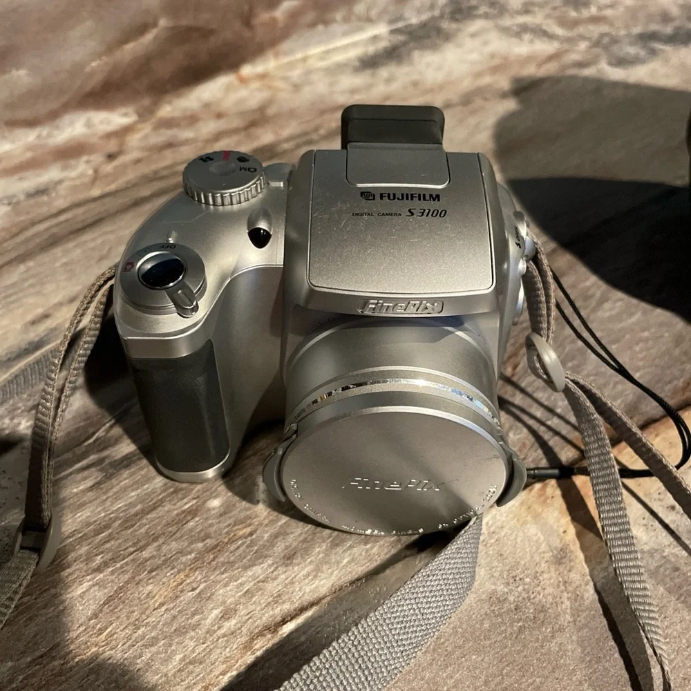 FINEPIX S3100 Digital Camera 6 times Zoom 4.0 MP Olympus XD Card. Case. Manual.